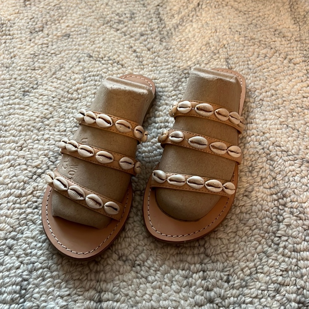 NWOT Matisse seashell flat sandals